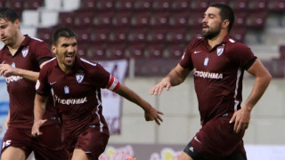 ΑΕΛ για φίλημα 