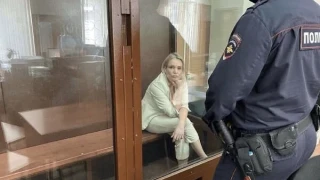 Ρωσία: Το «έσκασε» η δημοσιογράφος Μαρίνα Οβσιανίκοβα