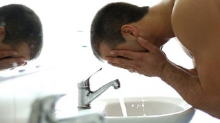 Κορωνοϊός: Το προϊόν που τον «σκοτώνει» επί τόπου και υπάρχει σίγουρα στο μπάνιο σου