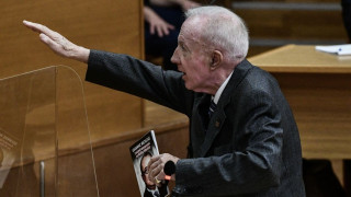 Δίκη Χρυσής Αυγής: Συνεχίζει να χαιρετά ναζιστικά ο Πλεύρης