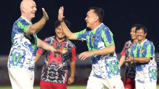 Σάλος με Ινφαντίνο: Έπαιζε ποδόσφαιρο στην Ινδονησία που θρηνεί τα 133 θύματα