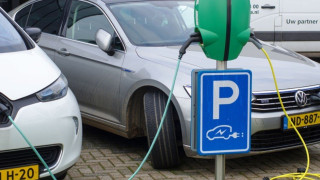 «Λευκός καπνός» για μόνο ηλεκτρικά οχήματα στην Ε.Ε. από το 2035