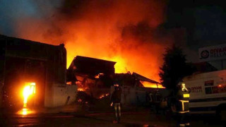 ΒΙ.ΠΕ. Σίνδου: Τυλίχθηκε στις φλόγες μεγάλη αποθήκη