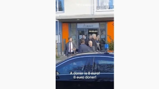 Γερμανός απαιτεί φθηνότερο σουβλάκι από τον Σολτς! (vid)