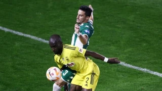 Περιμένει τον Χουάνκαρ και κοιτάζει να καλύψει τα υπόλοιπα κενά