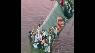 Ινδία: Σοκαριστικές στιγμές σε γέφυρα που καταγράφηκε να καταρρέει - Φόβοι για πολλούς νεκρούς (vid)