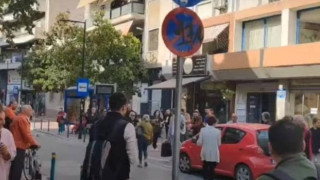 Απίστευτο περιστατικό στην Λάρισα: Παράτησε το αυτοκίνητο στην μέση του δρόμου γιατί είχε... κομμωτήριο (vid)