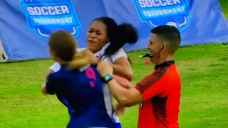 Απίστευτη σύρραξη σε αγώνα ποδοσφαίρου γυναικών στις ΗΠΑ (vid)