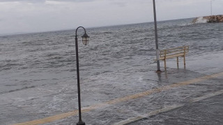 Χαλκιδική: Η κακοκαιρία έβγαλε την θάλασσα στη στεριά!