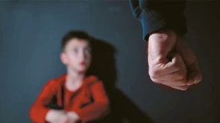 Φρίκη στα Πετράλωνα: Τον βίαζε ο πατέρας του και του έδινε 5 ευρώ για να σιωπήσει