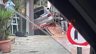 Σοκαριστικό τροχαίο στην Πάτρα: Αυτοκίνητο καρφώθηκε με φόρα πάνω σε ράμπα