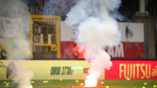 Διακοπή στο Σαρλερουά - Μαλίν: Ρίψη φωτοβολίδων από τους οπαδούς των γηπεδούχων