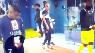 Ο Εμπαπέ έπιασε τα γεννητικά του όργανα και τα έδειξε στον τερματοφύλακα της Οσέρ! (vid)