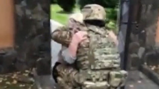 Συγκινητικό βίντεο: Γιαγιά στη Χερσώνα υποδέχεται γονατιστή τον στρατιώτη εγγονό της