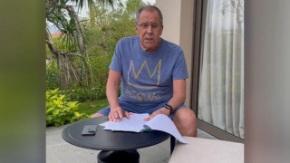 Παγκόσμιο viral ο Ρώσος ΥΠΕΞ με iPhone, Apple Watch και μπλουζάκι made in USA