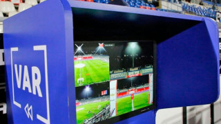 Απίστευτο: Του έδειξε κόκκινη μετά από χρήση VAR για άγγιγμα στα γεννητικά όργανα