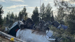 Τρόμος στη Λάρισα: Ανατροπή βυτιοφόρου με εύφλεκτο υλικό, κίνδυνος έκρηξης!