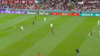 Παγκόσμιο Κύπελλο 2022: Ακτιβιστής μπήκε στο γήπεδο και διέκοψε το Πορτογαλία - Ουρουγουάη!
