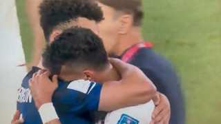 Μουντιάλ 2022: Ο Ρόμπινσον παρηγόρησε τον Ρεζαϊάν μετά τον αποκλεισμό του Ιράν