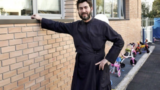 Μήνυση του πατέρα Αντωνίου στον ιδιοκτήτη του σπιτιού, που τους πέταξε οικογενειακώς στο δρόμο