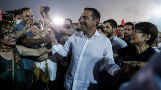 Αλέξης Τσίπρας σε πολίτη: Πες μου ποιος θα κερδίσει το Μουντιάλ