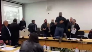 Σε ρινγκ μετατράπηκε το δημοτικό συμβούλιο στην Κρήτη: «Γ@μ# την Παναχαΐκή σου, φέρε τις αποδείξεις ρε π#$στη»