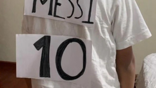 Παροξυσμός για τον Μέσι - Πιτσιρικάς αυτοσχεδίασε φανέλα του και θα παραλάβει τη γνήσια!