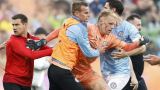 Χάος στην Αυστραλία: Εισβολή οπαδών και επίθεση σε παίκτες στο ντέρμπι της Μελβούρνης