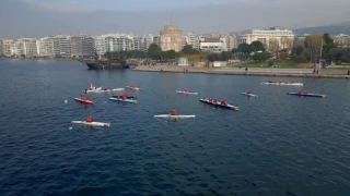 Θεσσαλονίκη: Γέμισε Άγιους Βασίληδες ο Θερμαϊκός