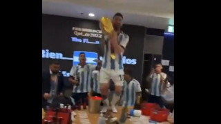 Ρεσιτάλ από τον Μέσι στα αποδυτήρια μετά την κατάκτηση του Μουντιάλ