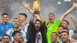 Ο Μέσι σήκωσε το βαρύτιμο τρόπαιο στον ουρανό του Κατάρ