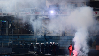 Εισβολή οπαδών του Ολυμπιακού στον αγωνιστικό χώρο και επεισόδια με την αστυνομία (pics)