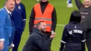 Αλβανία: Στημένο «ντου» σε γήπεδο μετατράπηκε σε πρόταση γάμου!