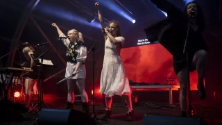 Ρωσικό πανκ συγκρότημα ζητά από τον Πούτιν να λογοδοτήσει για τα εγκλήματα πολέμου