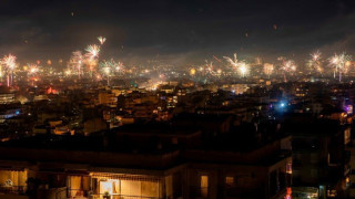Πρωτοχρονιά: Ξεσάλωσε όλη η Θεσσαλονίκη - Γλέντι μέχρι πρωίας για χιλιάδες κόσμου