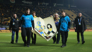 Άρης: Το πανό με τον Τίτορμο που κουβαλά τον Άλκη στον Βικελίδης