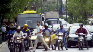 Πρόστιμο για τα μηχανάκια που «βγαίνουν μπροστά» στα φανάρια βάζουν οι Ολλανδοί