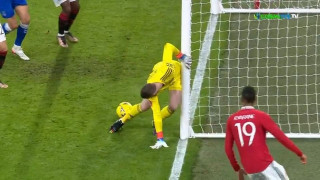 Ο Ντε Χέα δέχθηκε το πιο αλλόκοτο γκολ μετά από... καραμπόλα στα πόδια του!