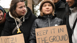 Αστυνομικοί απομάκρυναν την Γκρέτα Τούνμπεργκ σηκωτή από διαδήλωση ακτιβιστών