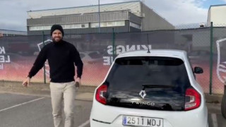 Ο Πικέ τρολάρει τη Σακίρα πηγαίνοντας με Twingo στο γήπεδο