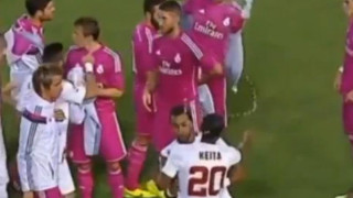 Μπουκάλι από τον Κεϊτά στον Πέπε (video)