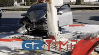 Θεσσαλονίκη: Αυτοκίνητο καρφώθηκε σε αντλία βενζινάδικου!