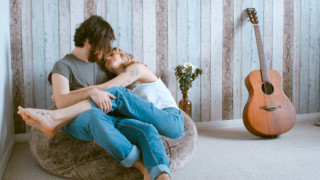 Όχι σεξ, μόνο αγκαλιές: Για ποιους είναι πιο σημαντικά τα χάδια