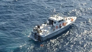 Χαλκιδική: Εννέα Ρουμάνοι τουρίστες έπεσαν σε βράχια με το σκάφος τους - Τους απεγκλώβισε ναυαγοσώστης