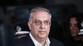 Μαίνεται η άγρια πολιτική κόντρα ΣΥΡΙΖΑ - Θεοδωρικάκου για τη διαφθορά στην ΕΛΑΣ