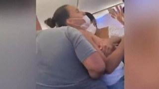 «Τρελό» μαλλιοτράβηγμα σε πτήση για μια θέση στο παράθυρο-Γυναίκα έμεινε γυμνή