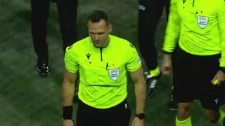 Στα αποδυτήρια ο διαιτητής, ο Ολυμπιακός ζήτησε να κατέβει πανό για Μαρινάκη