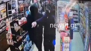Θεσσαλονίκη: Βίντεο-ντοκουμέντο από ένοπλη ληστεία σε κατάστημα ψιλικών
