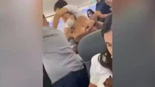 Αδιανόητος καυγάς κατά την διάρκεια πτήσης: Πιάστηκαν μαλλί με μαλλί! (vid)