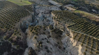 Τουρκία: Ο σεισμός μετέτρεψε ελαιώνα σε φαράγγι - Απίστευτες εικόνες
